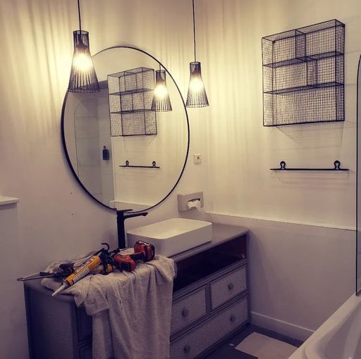 Salle de bain en finitions !
 A découvrir dès demain !
 #hotelsudbretagne #trava…